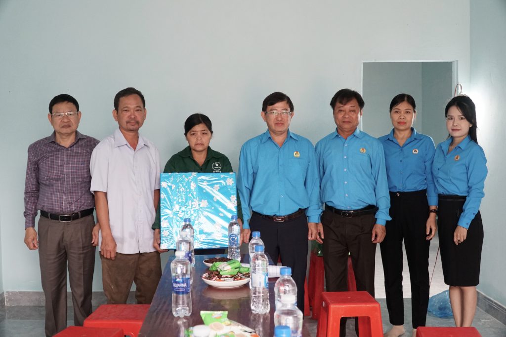 Công đoàn Cao su Việt Nam trao nhà Mái ấm công đoàn cho công nhân Cao su Kon Tum